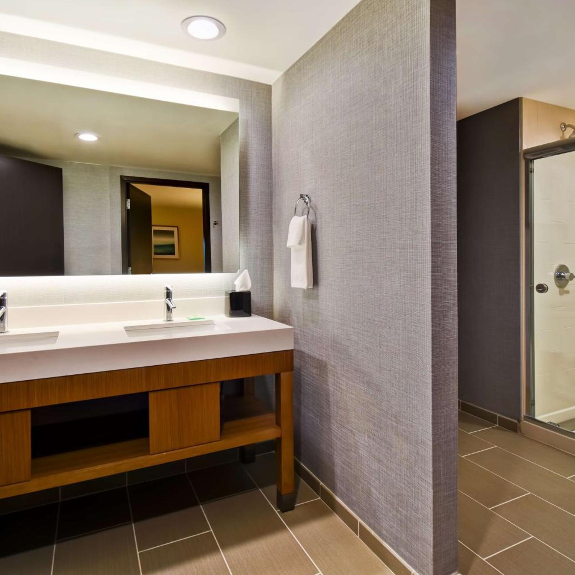 جناح بسريرين كوين بغرفة نوم واحدة مع أريكة، Hyatt Place Huntsville 2/2