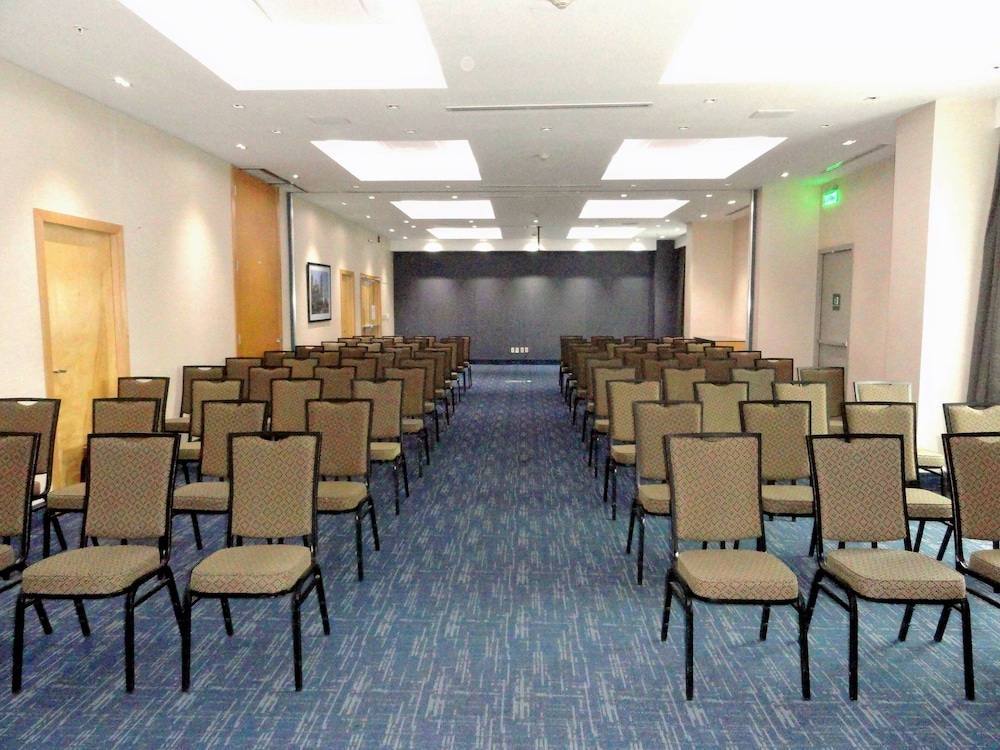 Holiday Inn Express Hotel and Suites Toluca Zona Aeropuerto 63/72