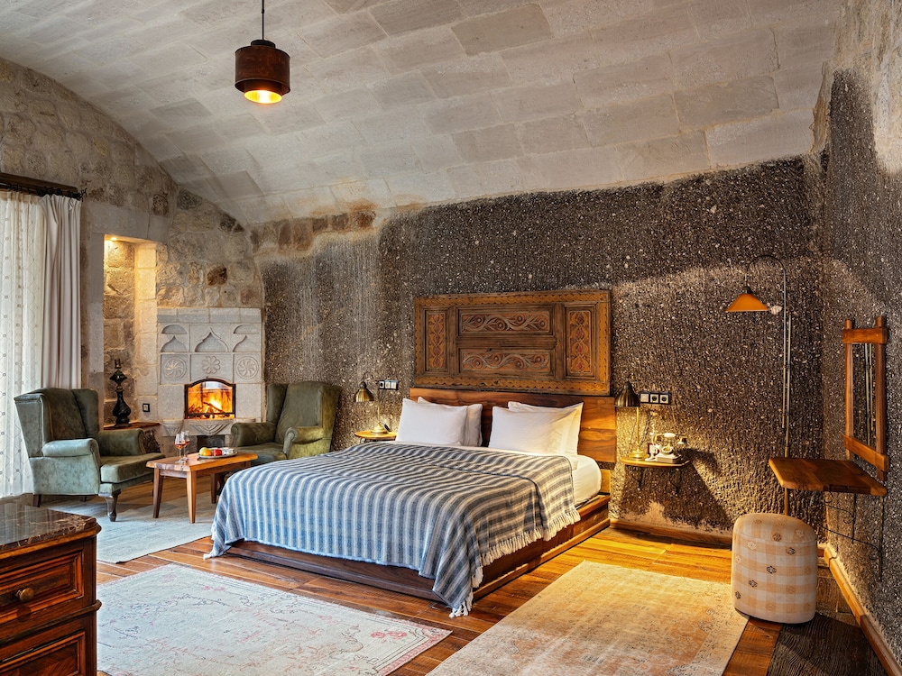 SUITE, KING BED