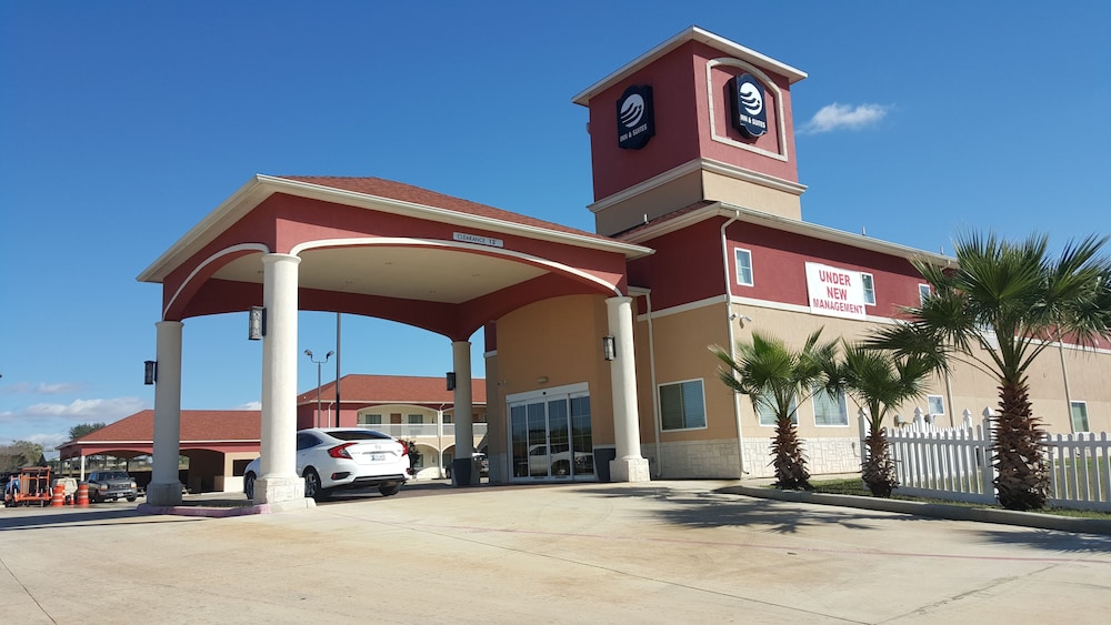 Executive Inn & Suites Floresville image