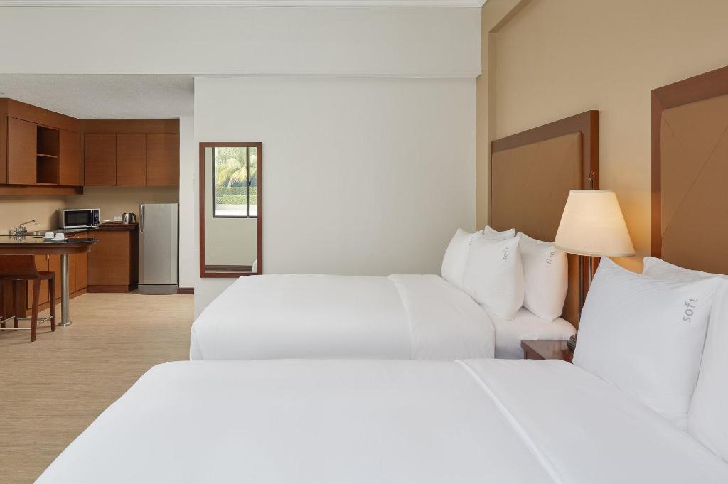 Pool, Suite, 2 Queen Beds, Balcony, Accessible