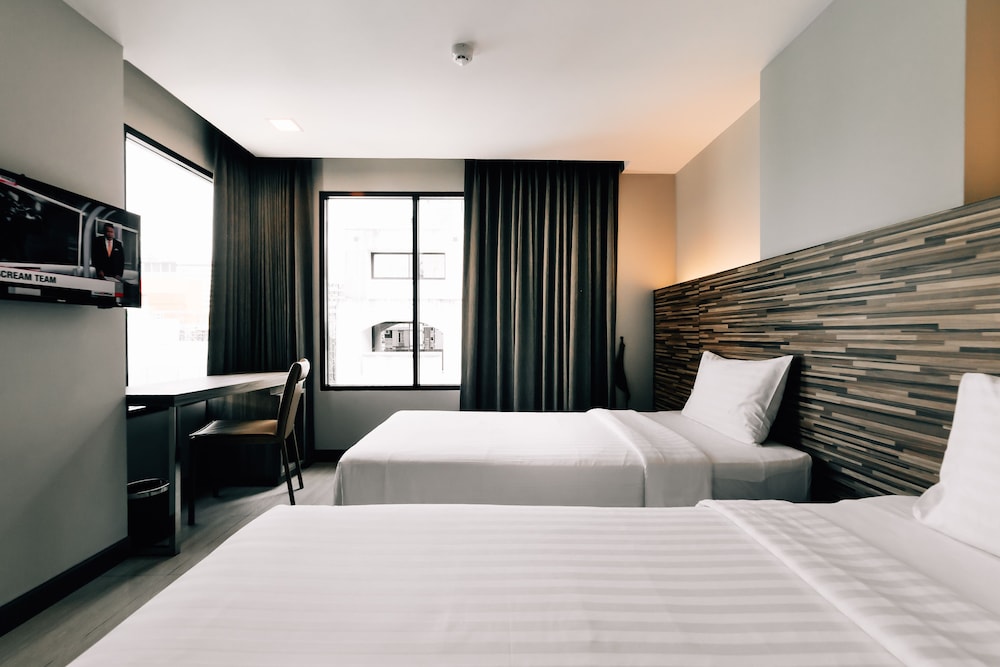 DELUXE, DOUBLE OR TWIN BED