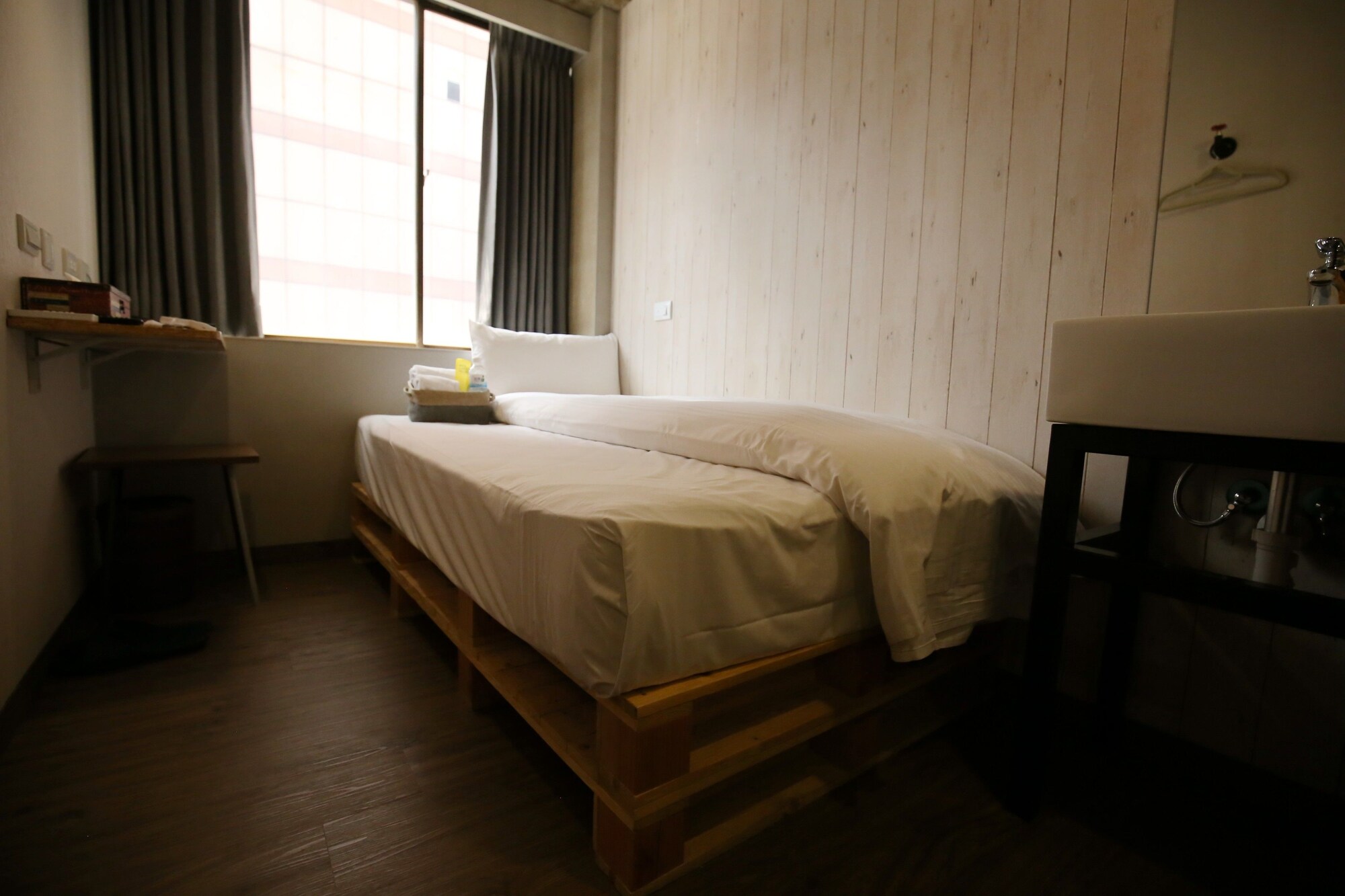 COMFORT, SINGLE, SHARED BATHROOM