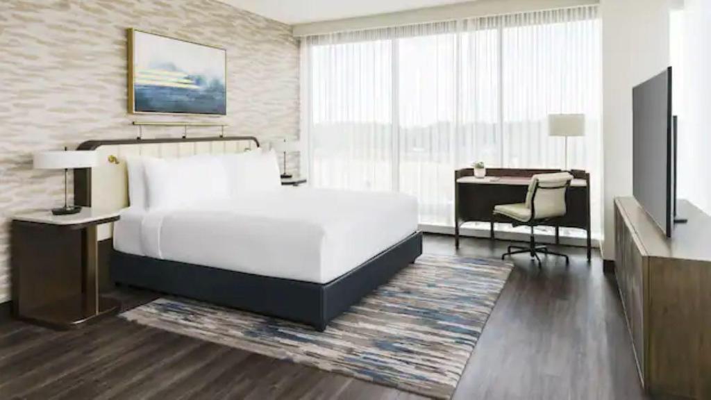 REGENCY, SUITE, KING BED