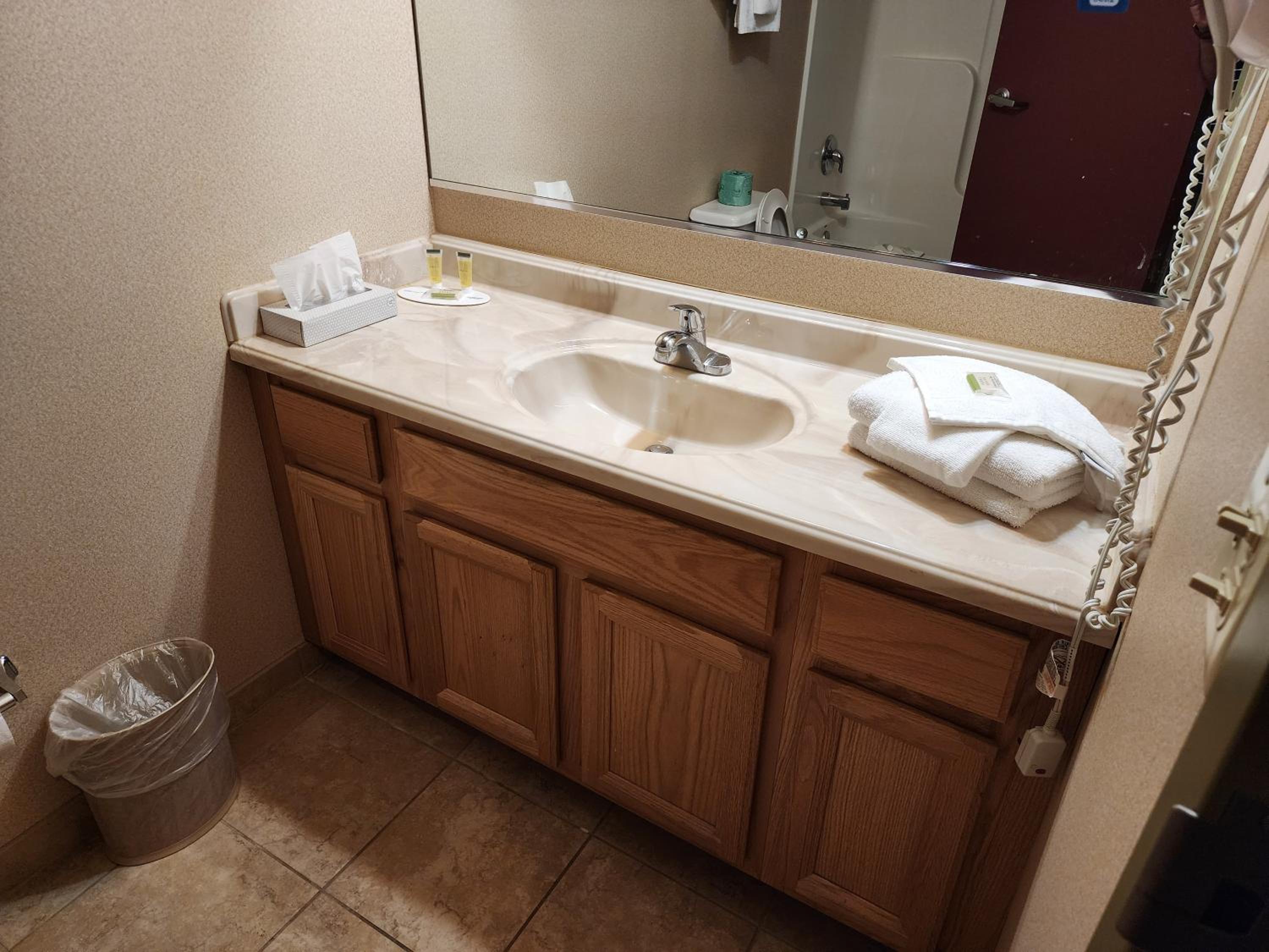 جناح ديلوكس بسرير كينج، Days Inn by Wyndham Luray Shenandoah 6/8
