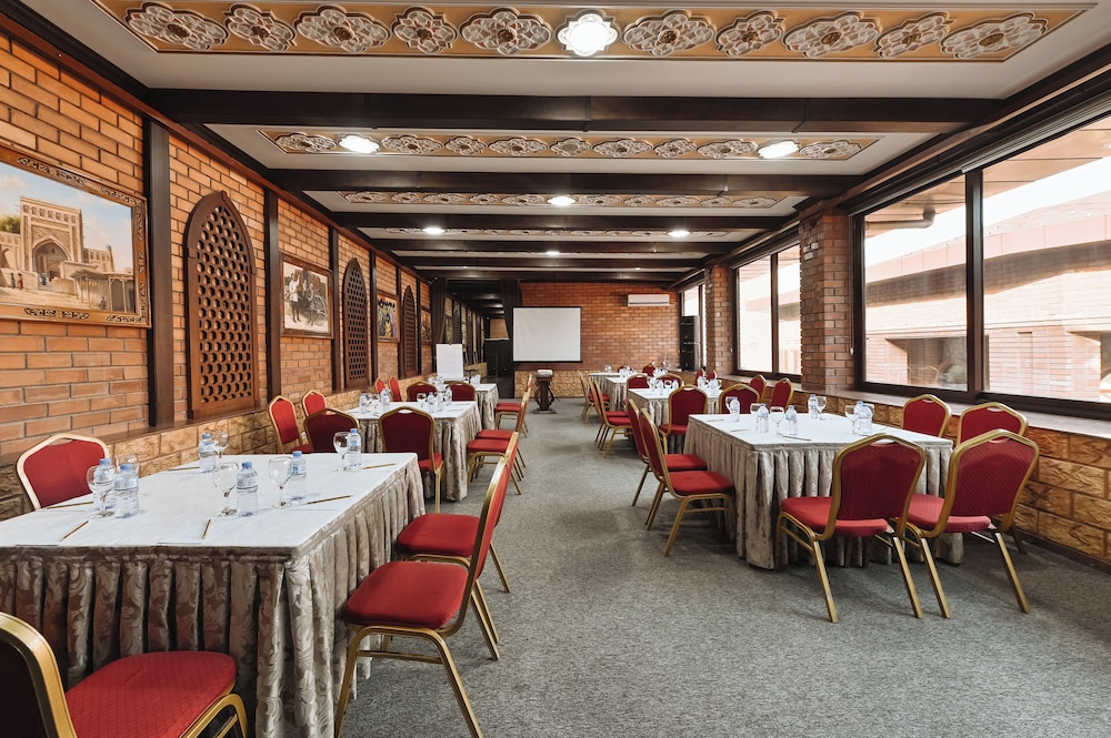 Ichan Qal a Premium Class Hotel 40/50