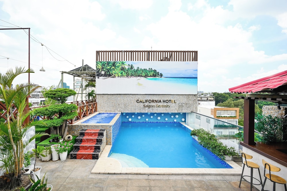 California Saigon Hotel & Rooftop Pool 43/50