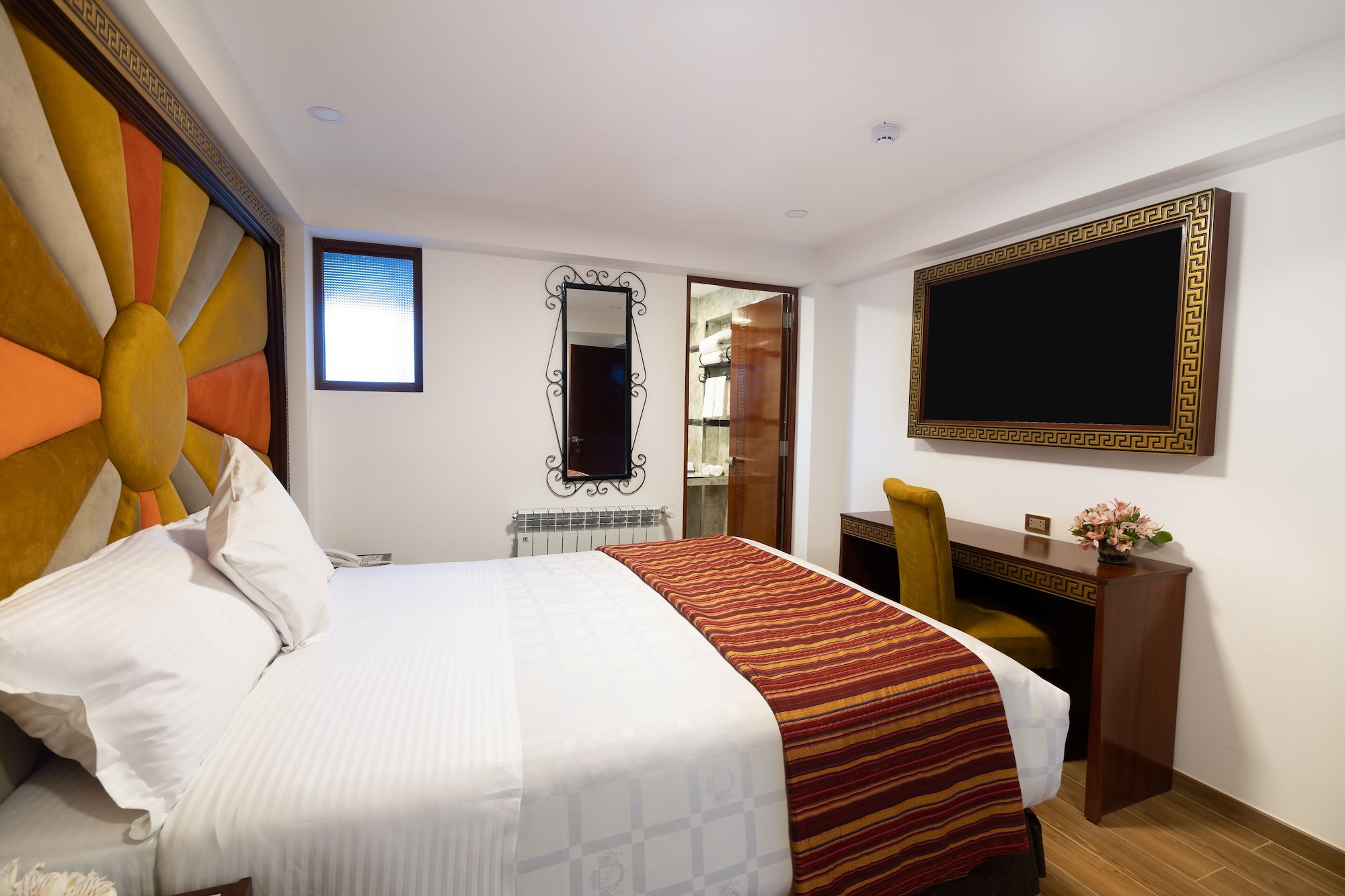 ROOM, SINGLE