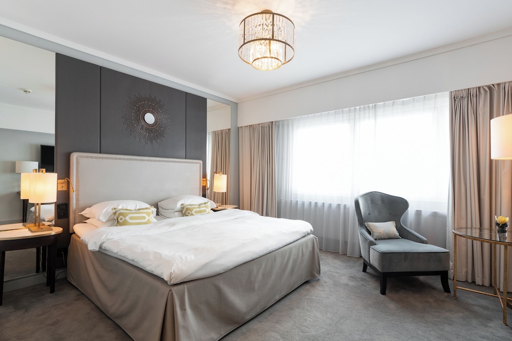 GRAND, PETITE, KING BED