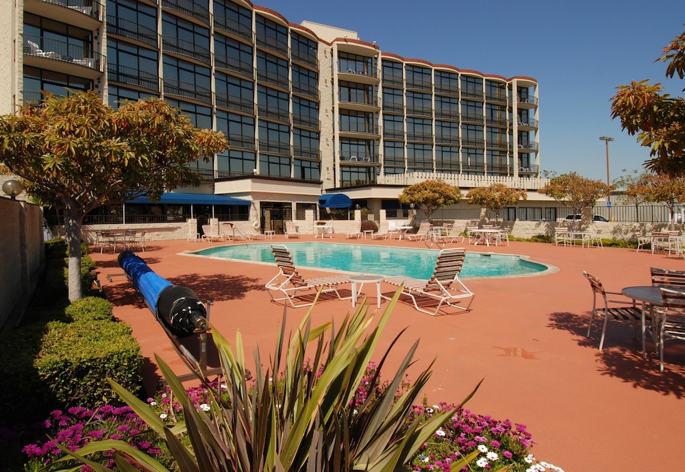Oakland Airport Executive Hotel 3/65