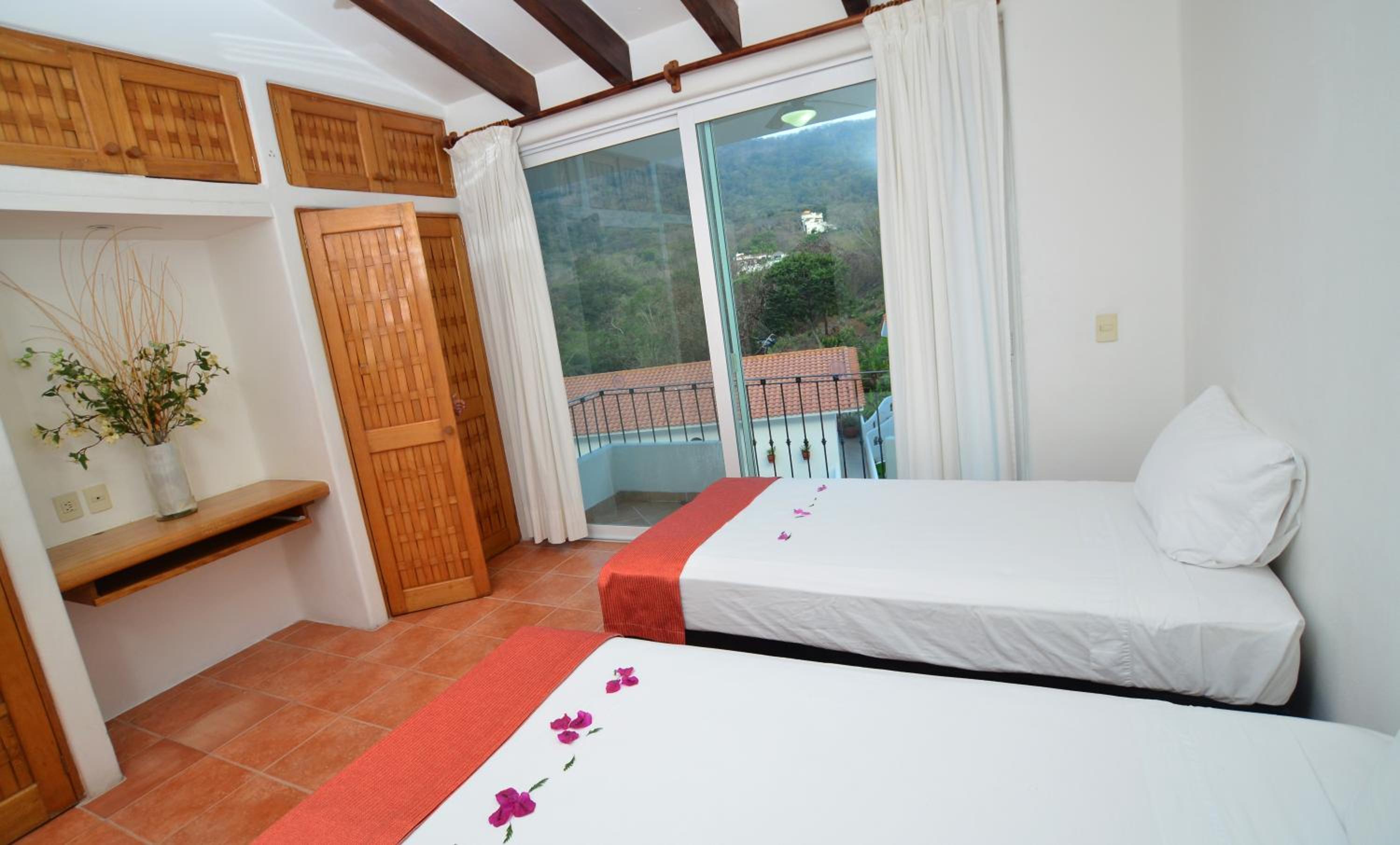 2 Bedrooms, Villa