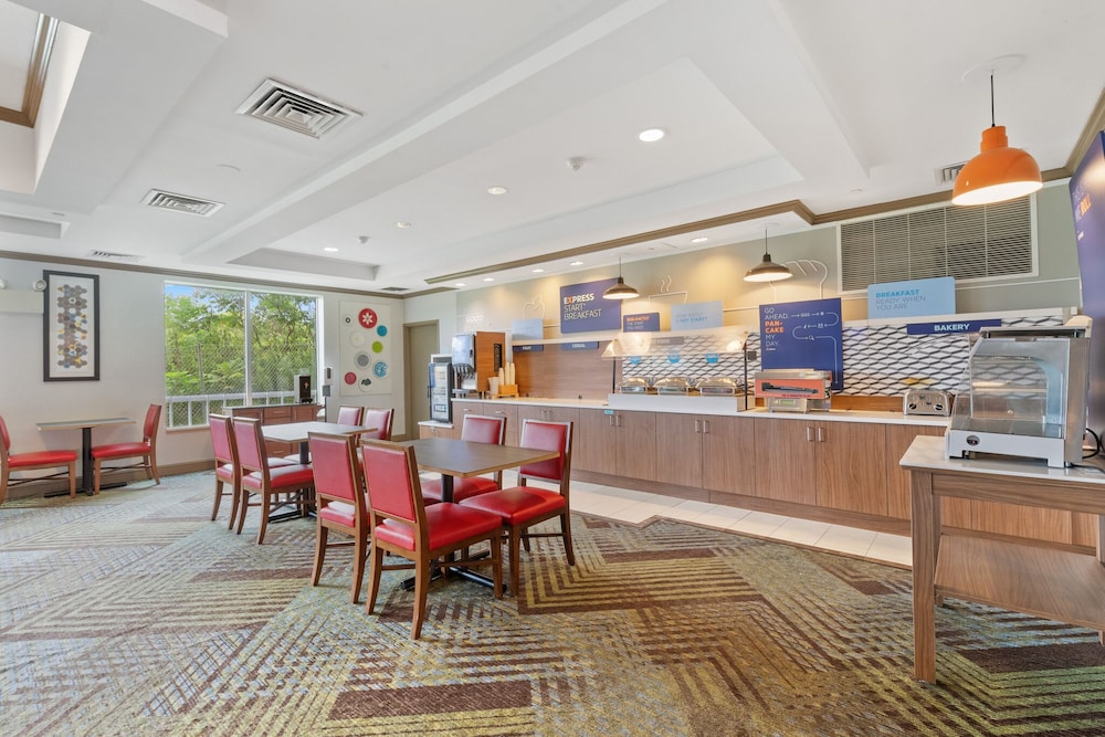 Holiday Inn Express Hotel & Suites Bethlehem 48/72