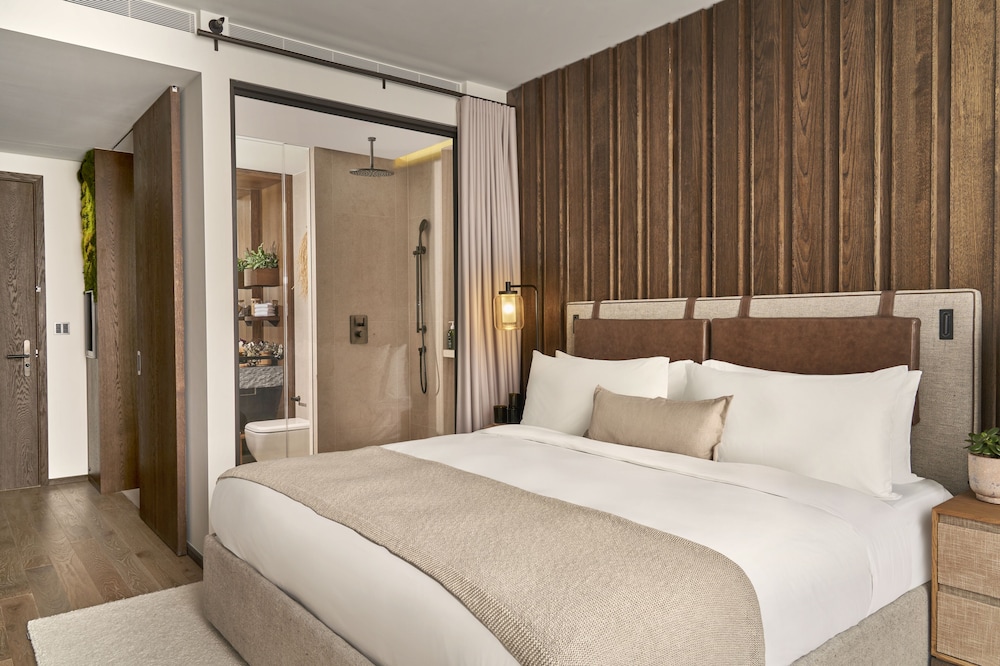 Skyline, King Bed