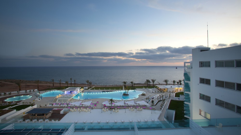 King Evelthon Beach Hotel and Resort in Hlorakas