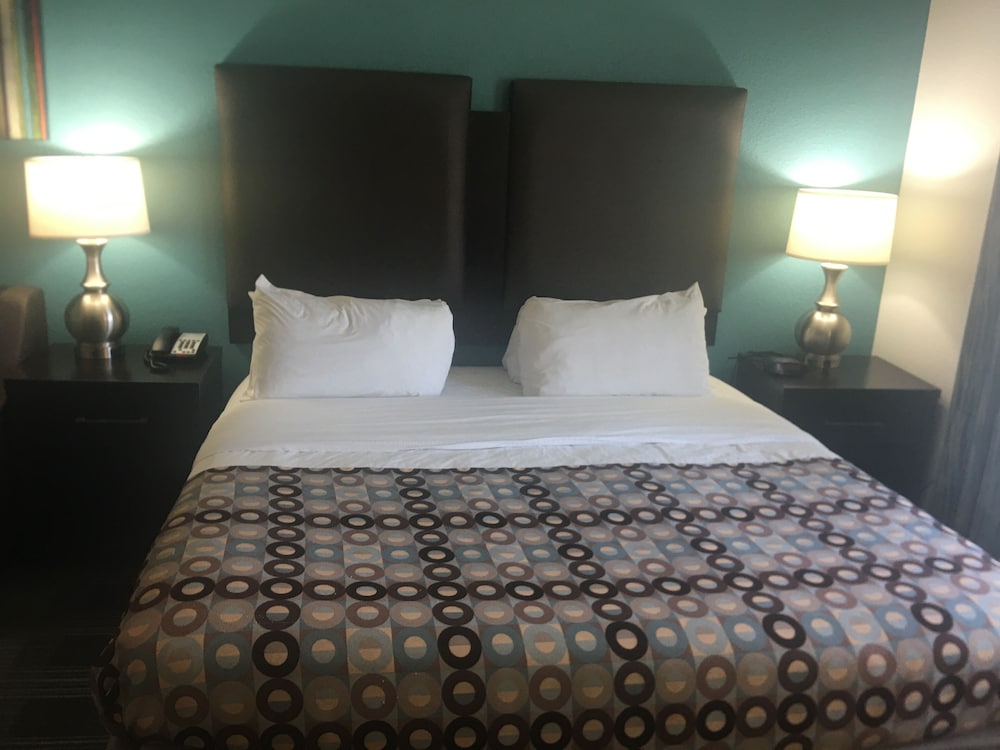 Days Inn by Wyndham Alva 6/24