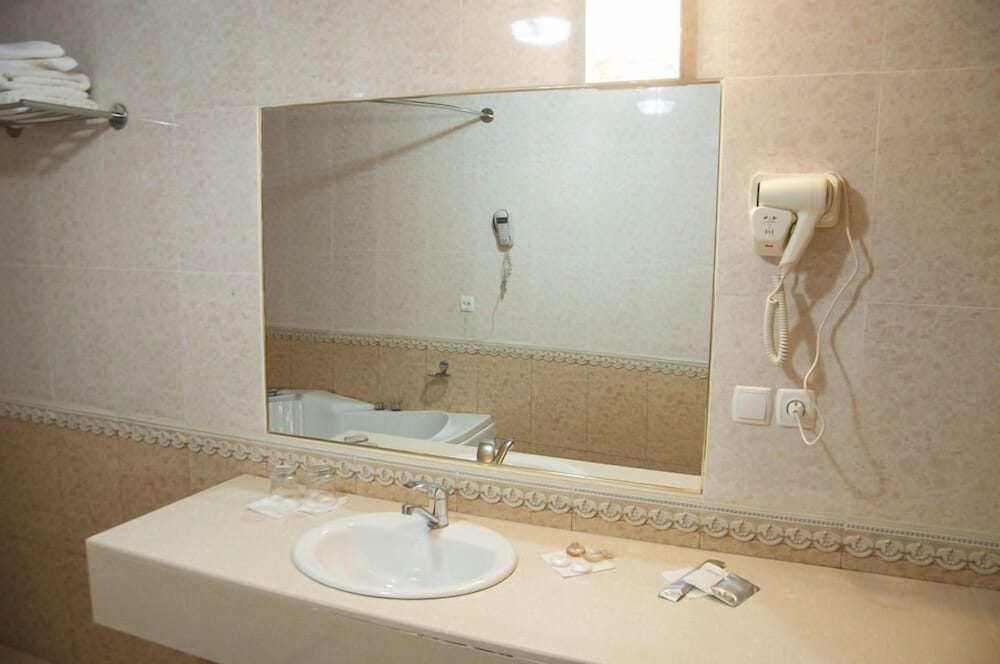 Golden Valley Hotel 28/30