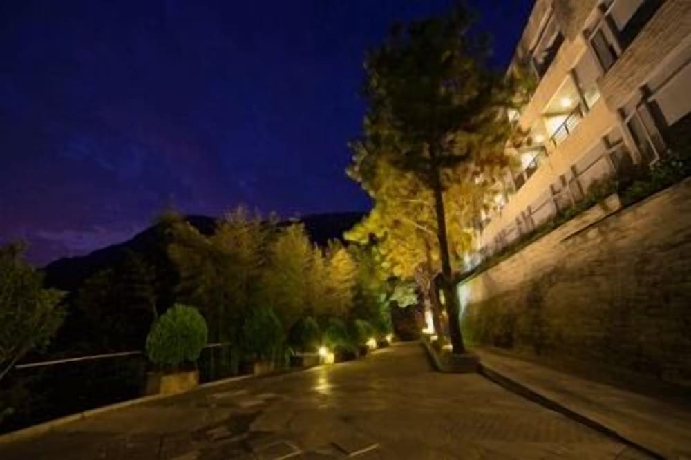 Cedarwood Villa 44/46