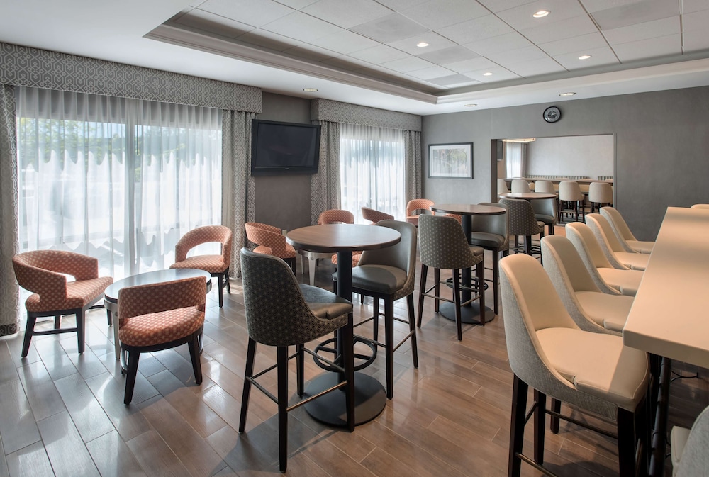 Hampton Inn Boston Logan Airport 23/38