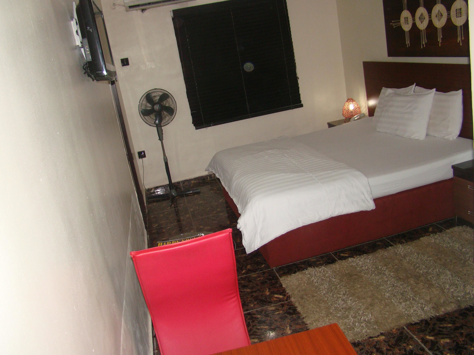 غرفة قياسية بسرير مزدوج، CHARLIE'S PLACE AND SUITES 5/8