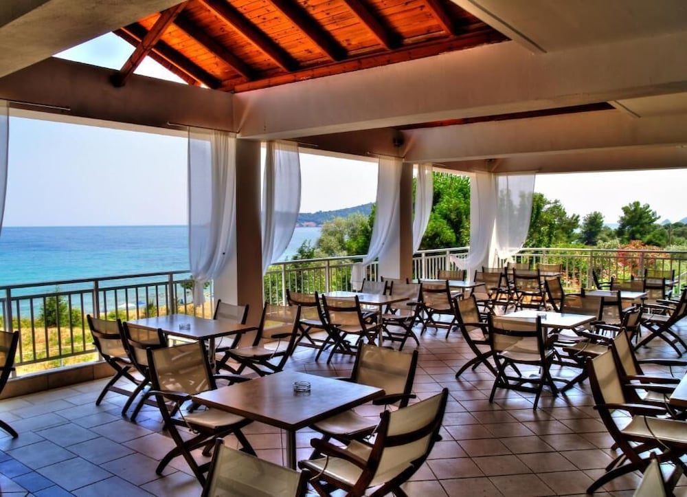 Maranton Beach Hotel 46/55