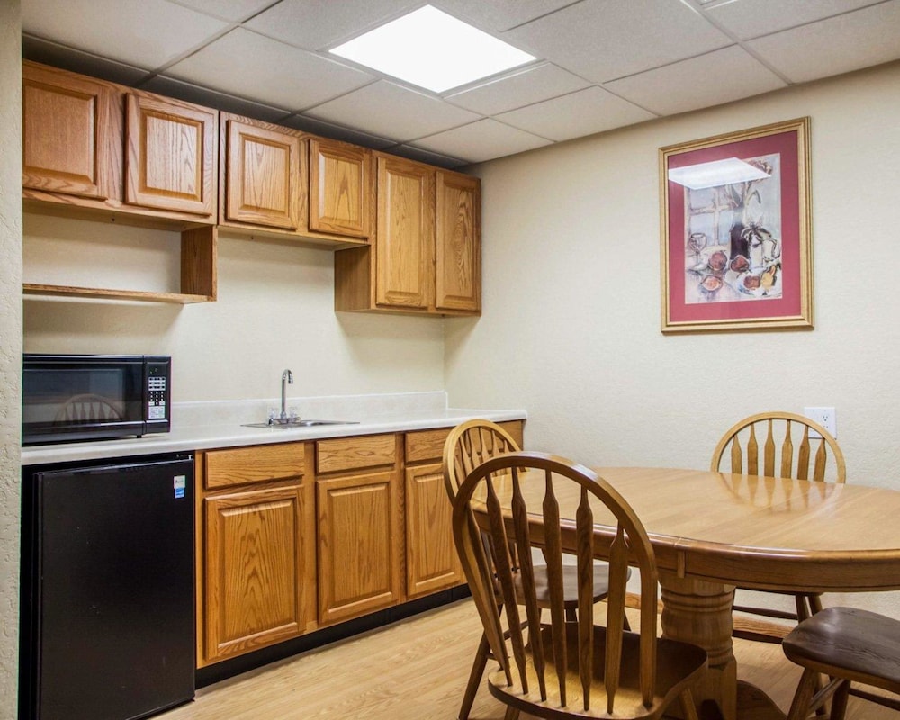 Quality Inn and Suites Ames Conference Center Near ISU Campus 35/48
