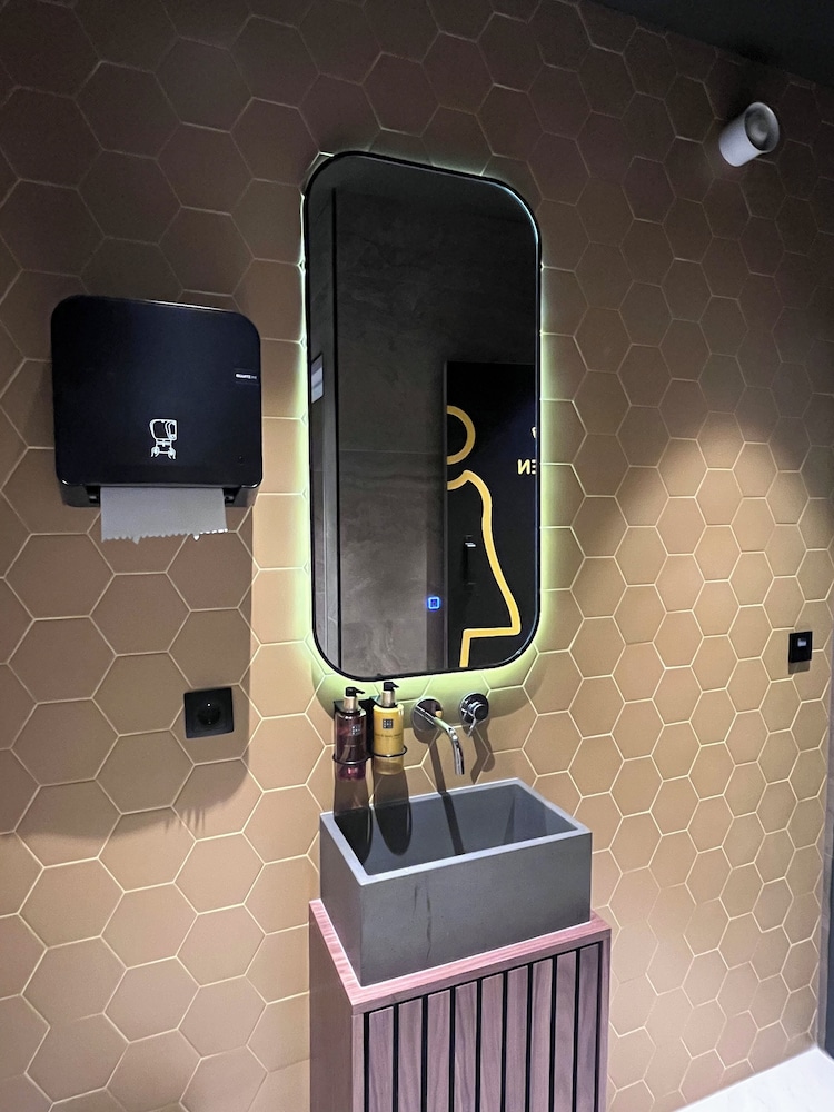 The Hyve Capsule hostel Amsterdam 17/24