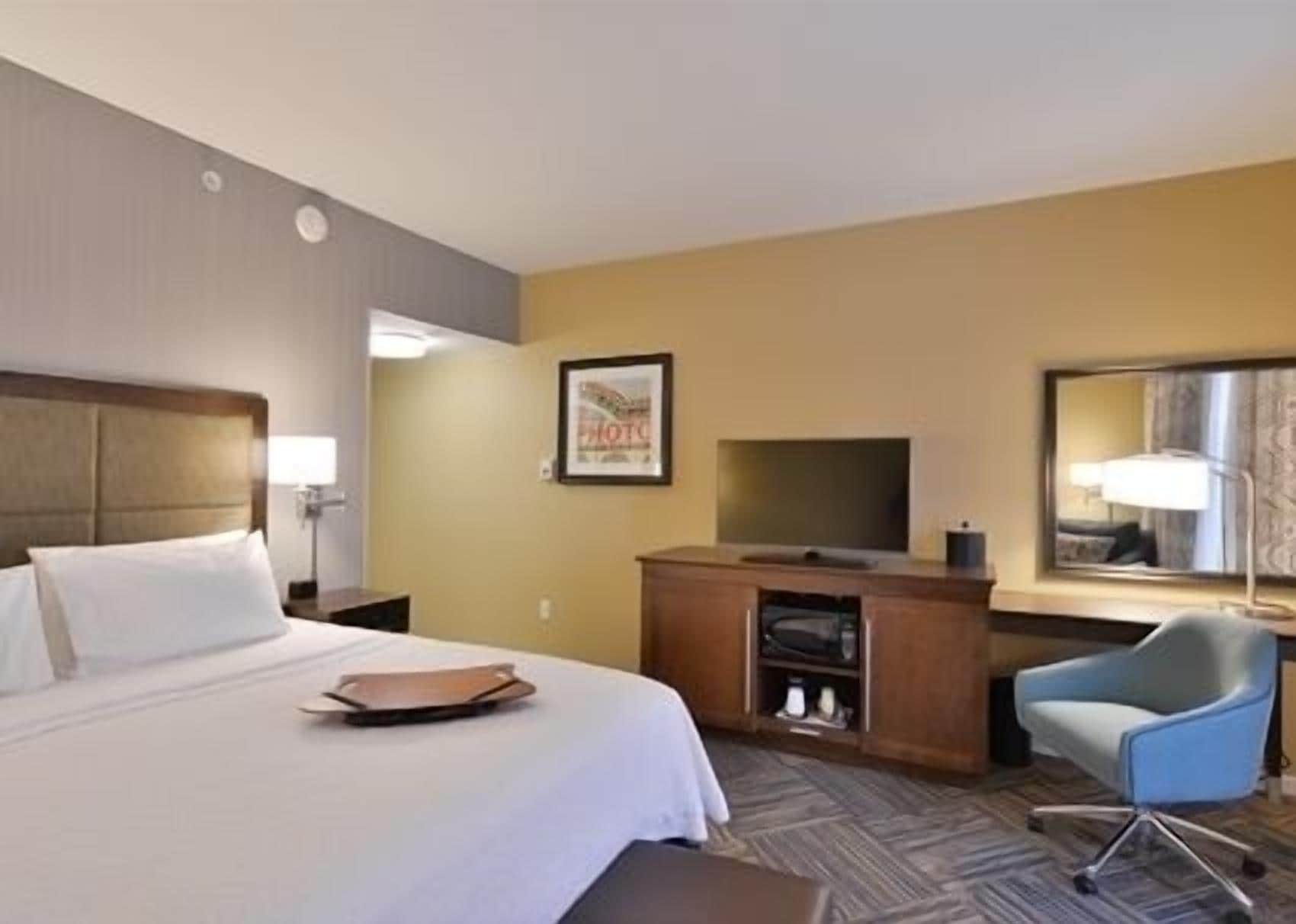 استوديو بسرير كينج مع أريكة لذوي الإعاقة، Hampton Inn Fond du Lac 4/9