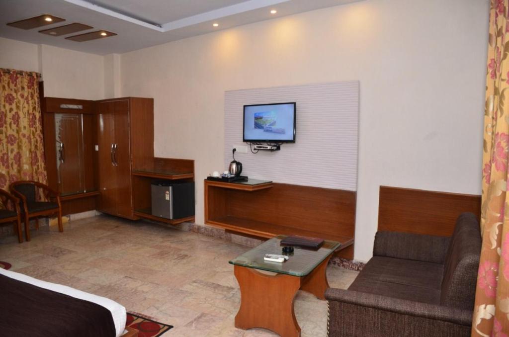 Hotel Basera Brij bhoomi 17/43