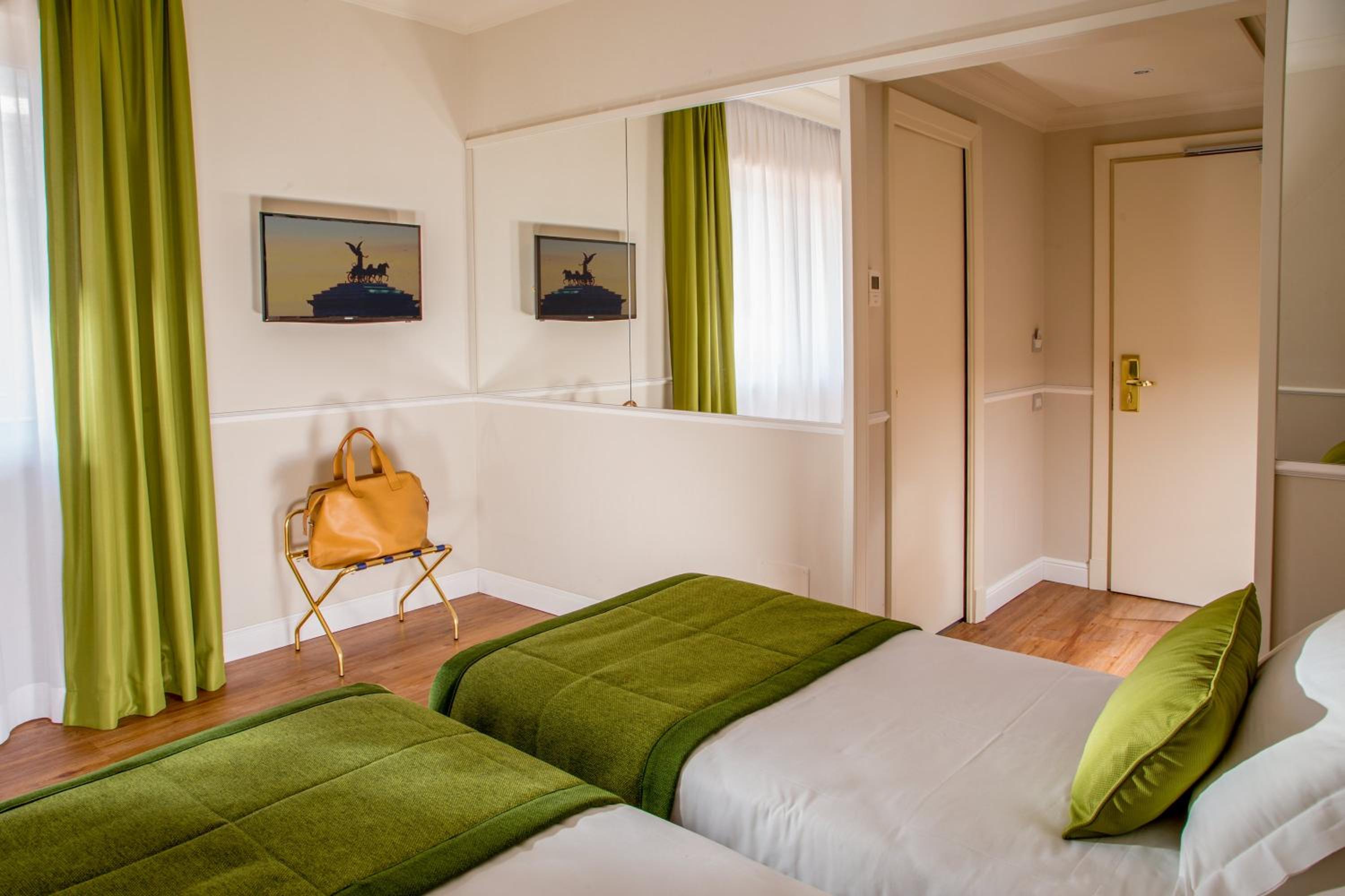 ROOM, TWIN BEDS