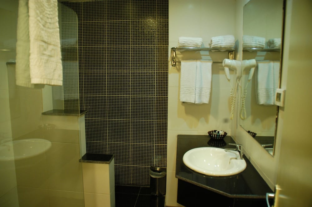 MINA HOTEL 32/65