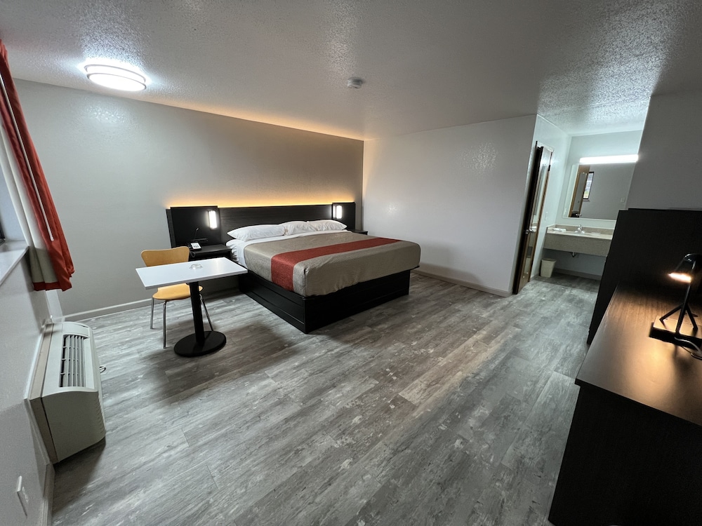 جناح ديلوكس بسرير كينج بجاكوزي، Motel6 Dyersburg, TN 9/10