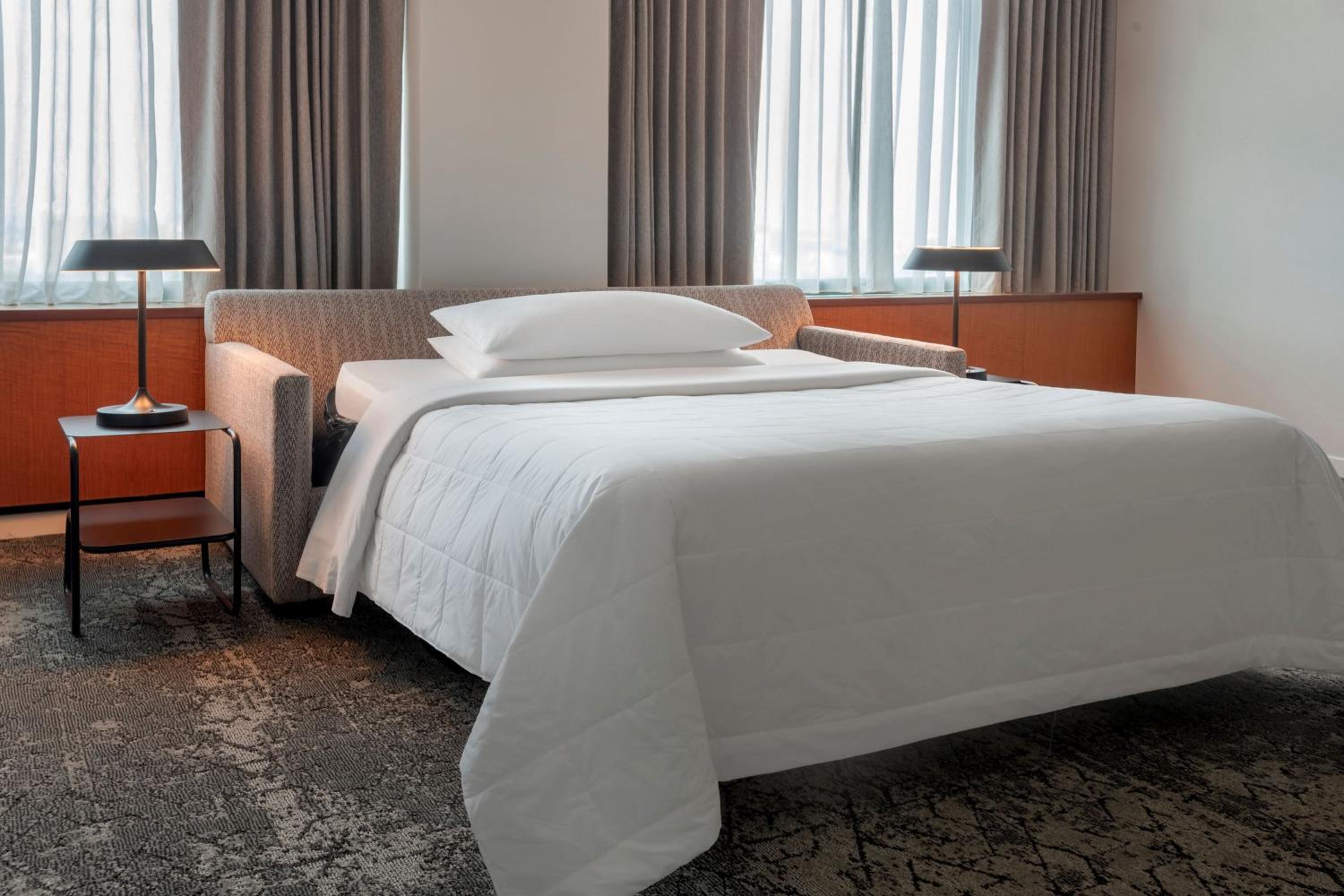 Executive, Suite, King Bed, River View, Sofa, High Floor