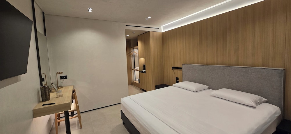 Deluxe, King Bed, Partial Sea View