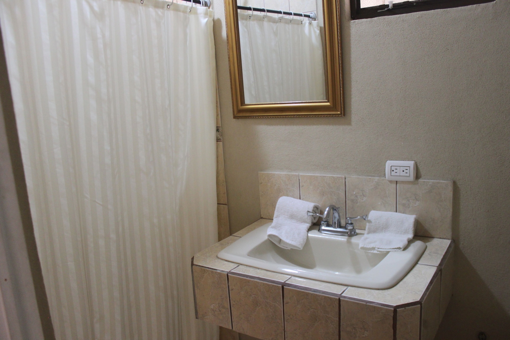 ROOM, DOUBLE OR TWIN BED