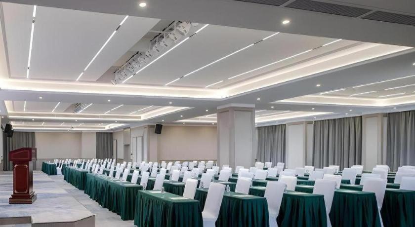 Venus Royal Hotels (Zhongshan Dongfeng Center) 38/50
