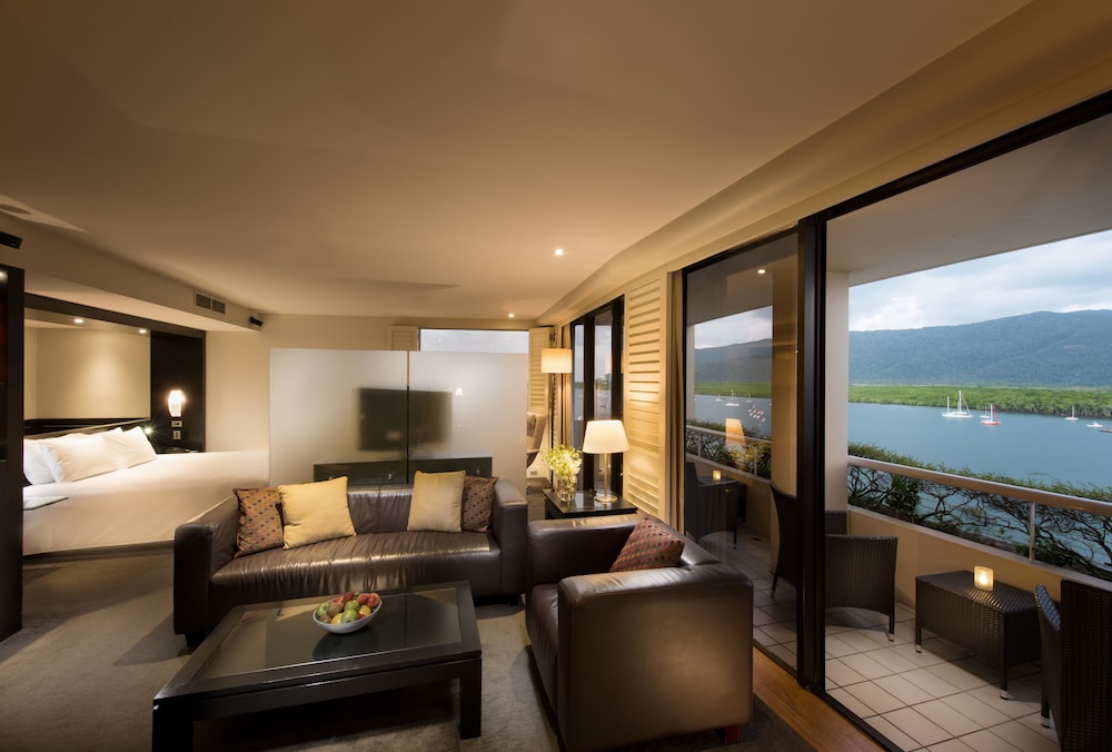 Hilton Cairns Hotel 61/85