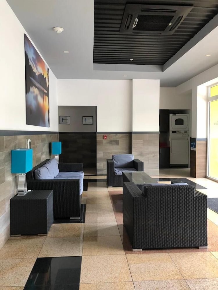 Beverly Hills: Hotel & Business 8/62