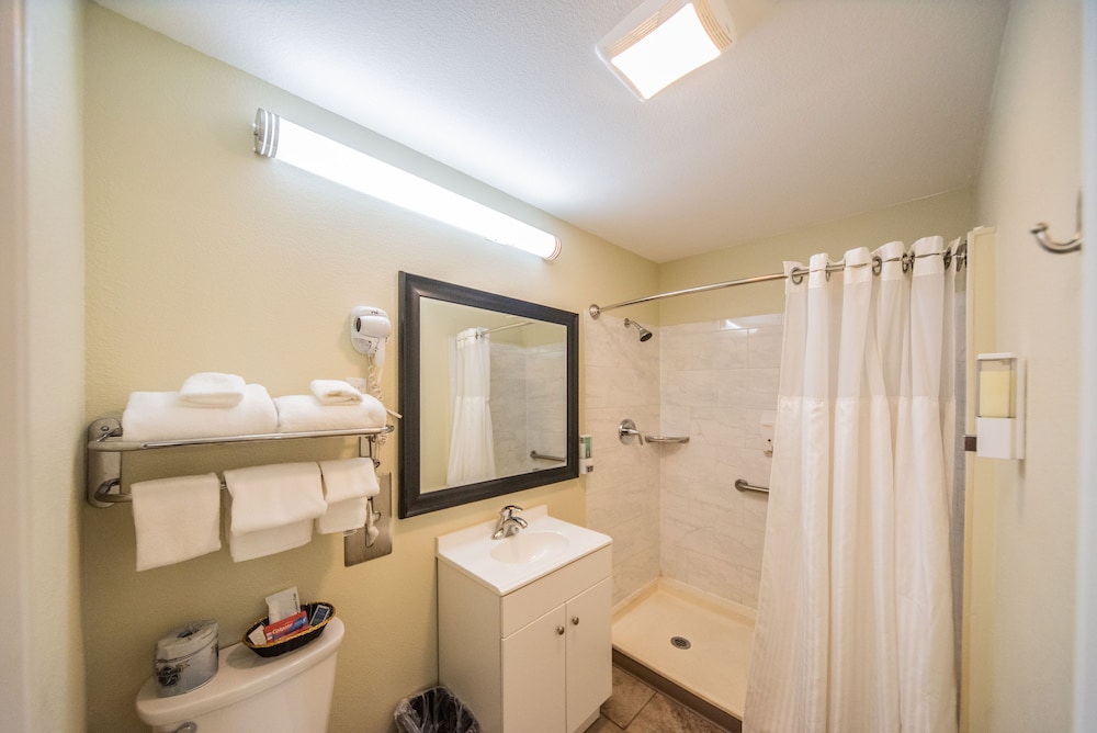 Relax Inn &amp; Suites 77/82