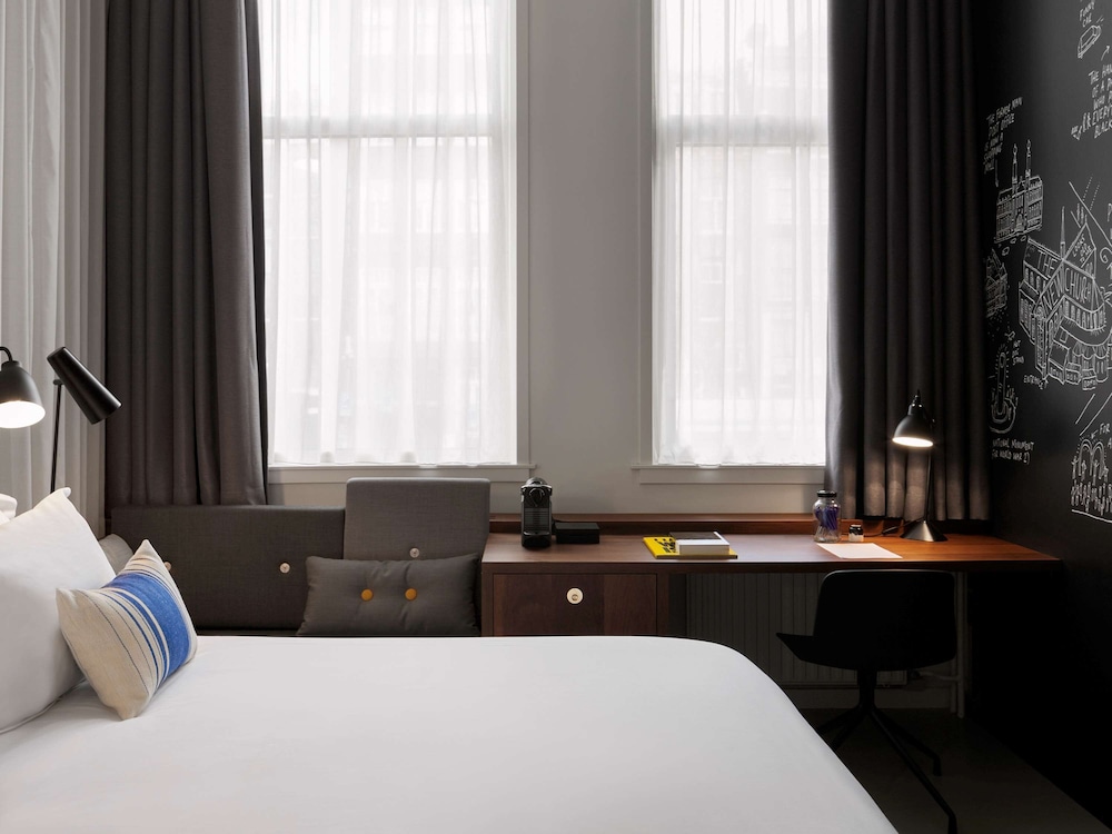 DELUXE, KING BED