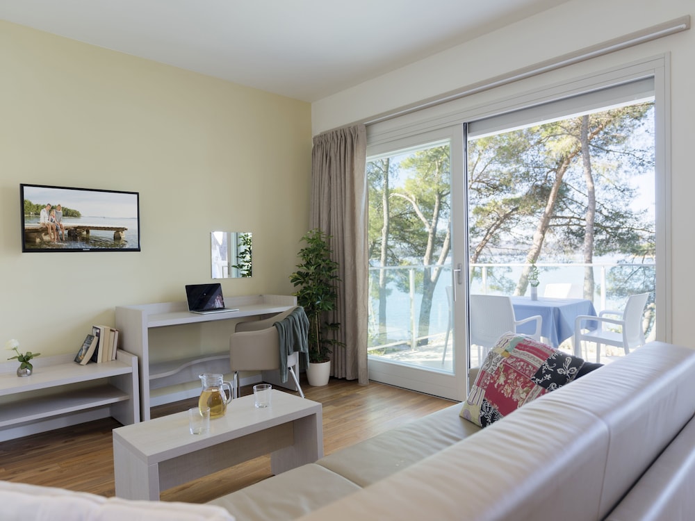 Crvena Luka Family Hotel 35/78