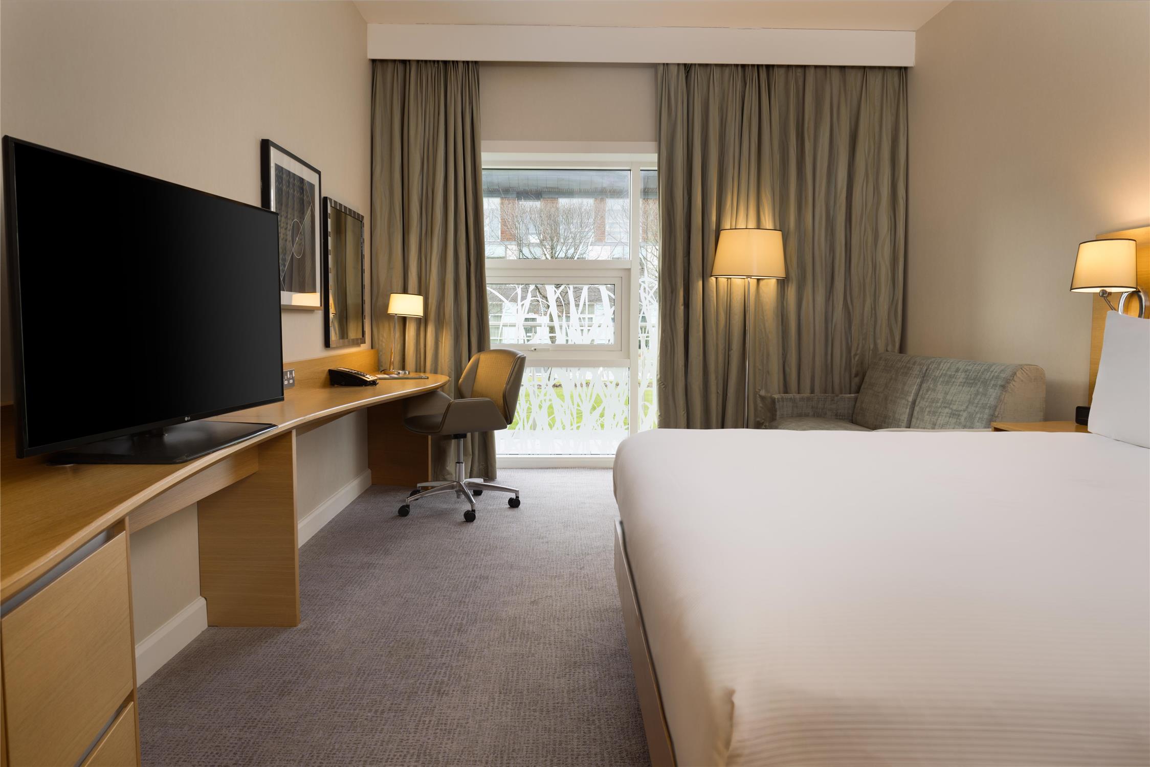 غرفة ديلوكس عائلية بسرير كينج، Hilton At St Georges Park Burton upon Trent 2/6