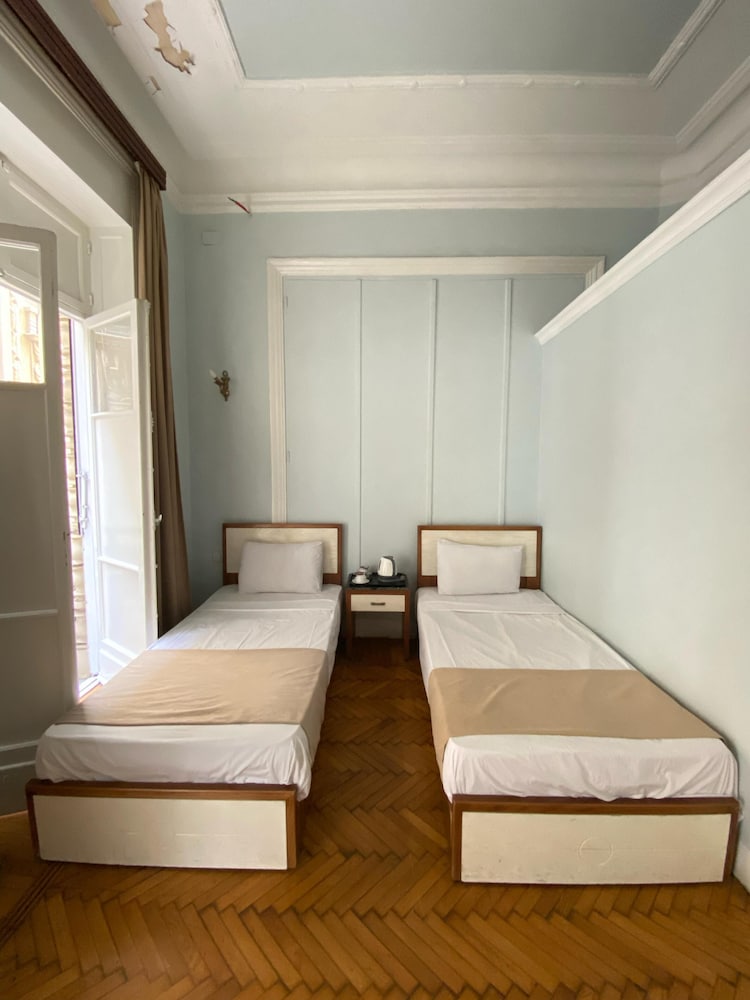 BASIC, TWIN BEDS