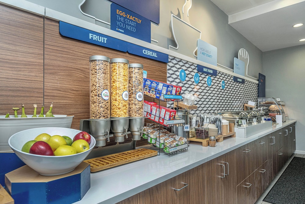 Holiday Inn Express Hotel And Suites Charleston Arpt Conv Ctr Area 52/67