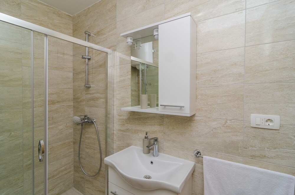 شقة كومفورت بسرير فردي وسرير كوين بإطلالة على البحر بشرفة بغرفتي نوم مع أريكة