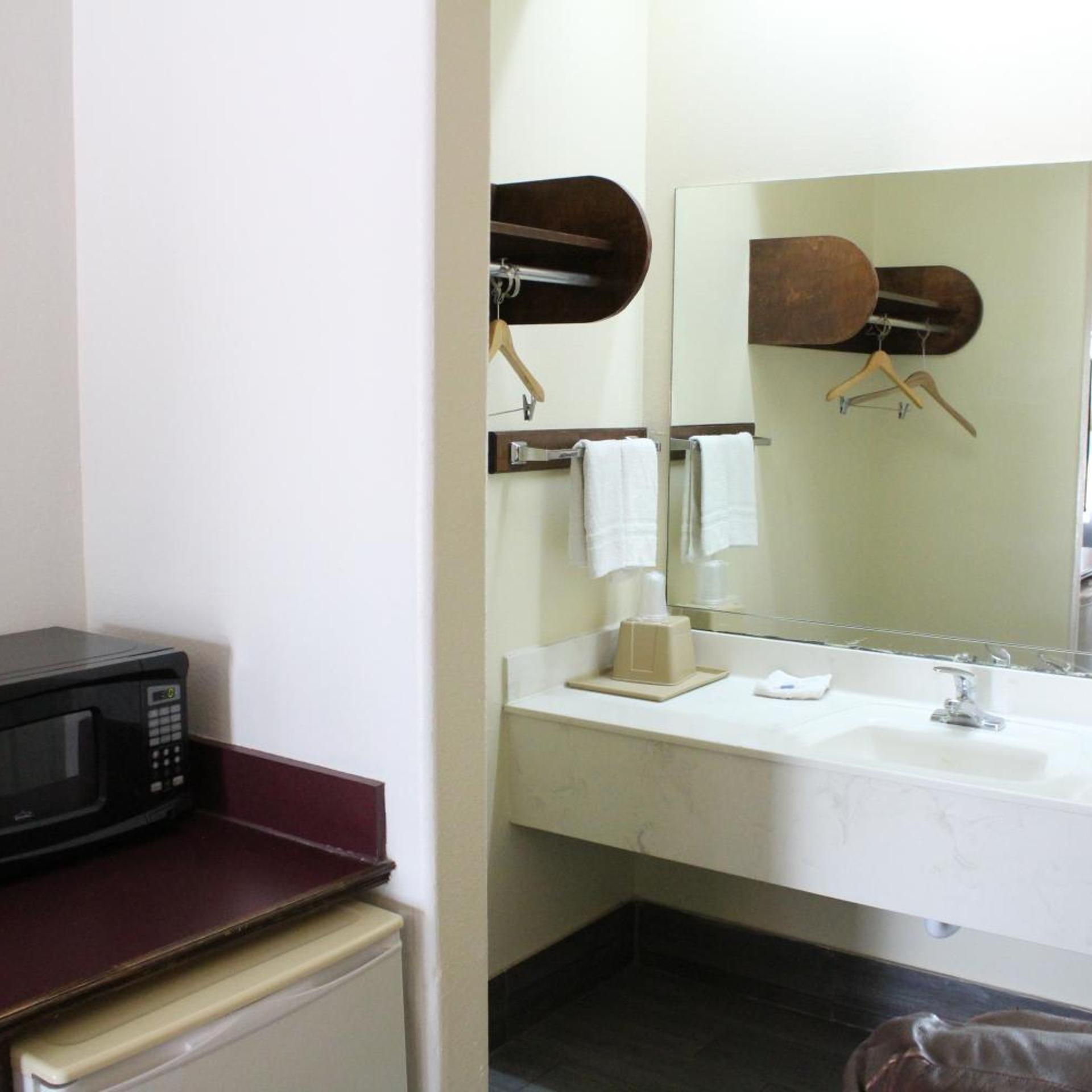 Deluxe, King Bed, Texas Inn Downtown Mcallen 7/10