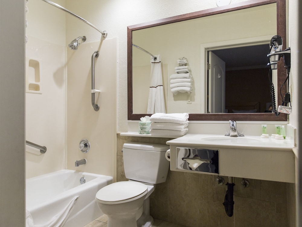 Anaheim Islander Inn And Suites 54/58
