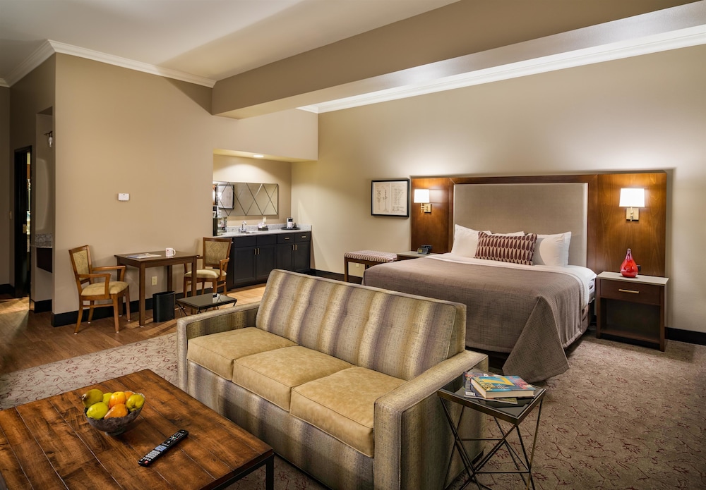 Suite, King Bed, Pool Side
