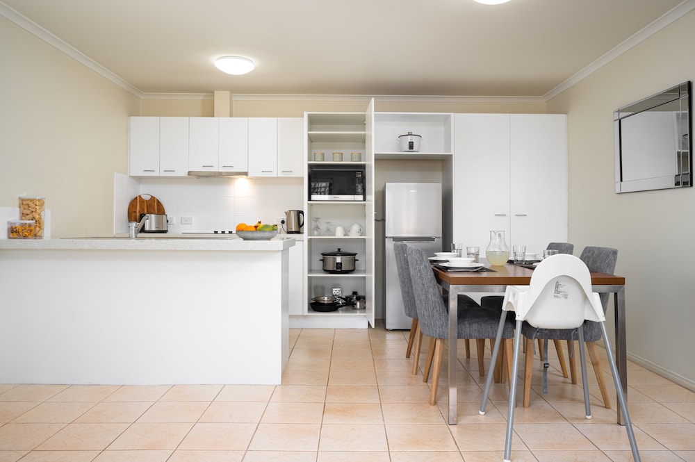 MainStay Suites Kew 10/60