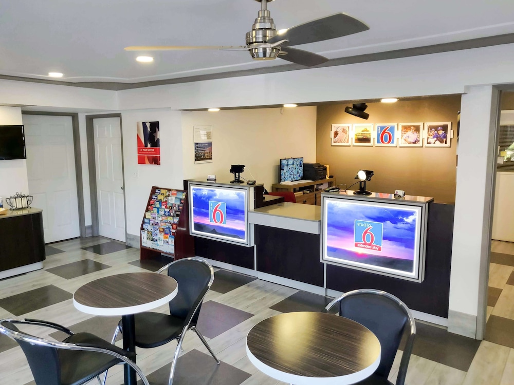 Studio6 Fresno, CA - Extended Stay 8/37