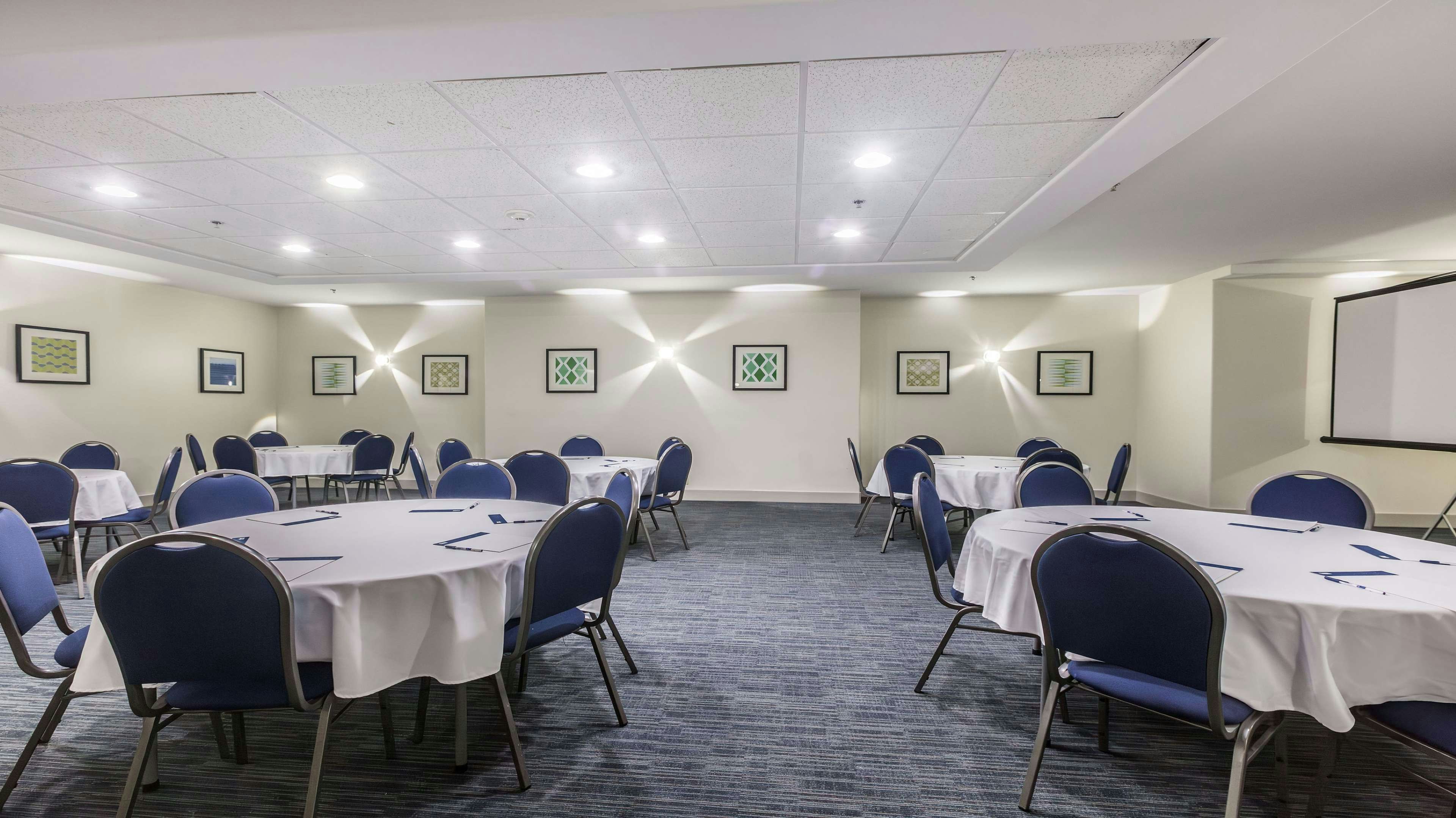 Holiday Inn Express Suites South 63/73
